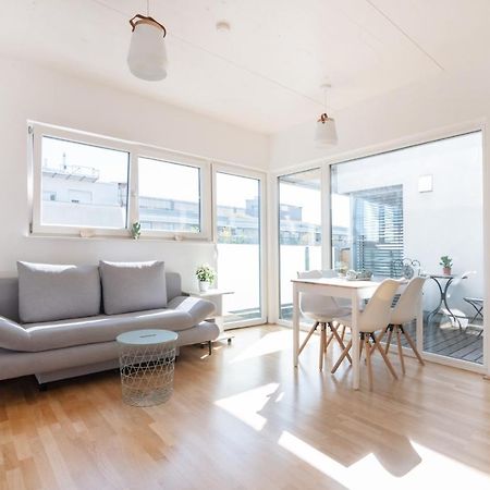 Helles, Neues Dg Apartment Mit Blick Zum Donauturm เวียนนา ภายนอก รูปภาพ