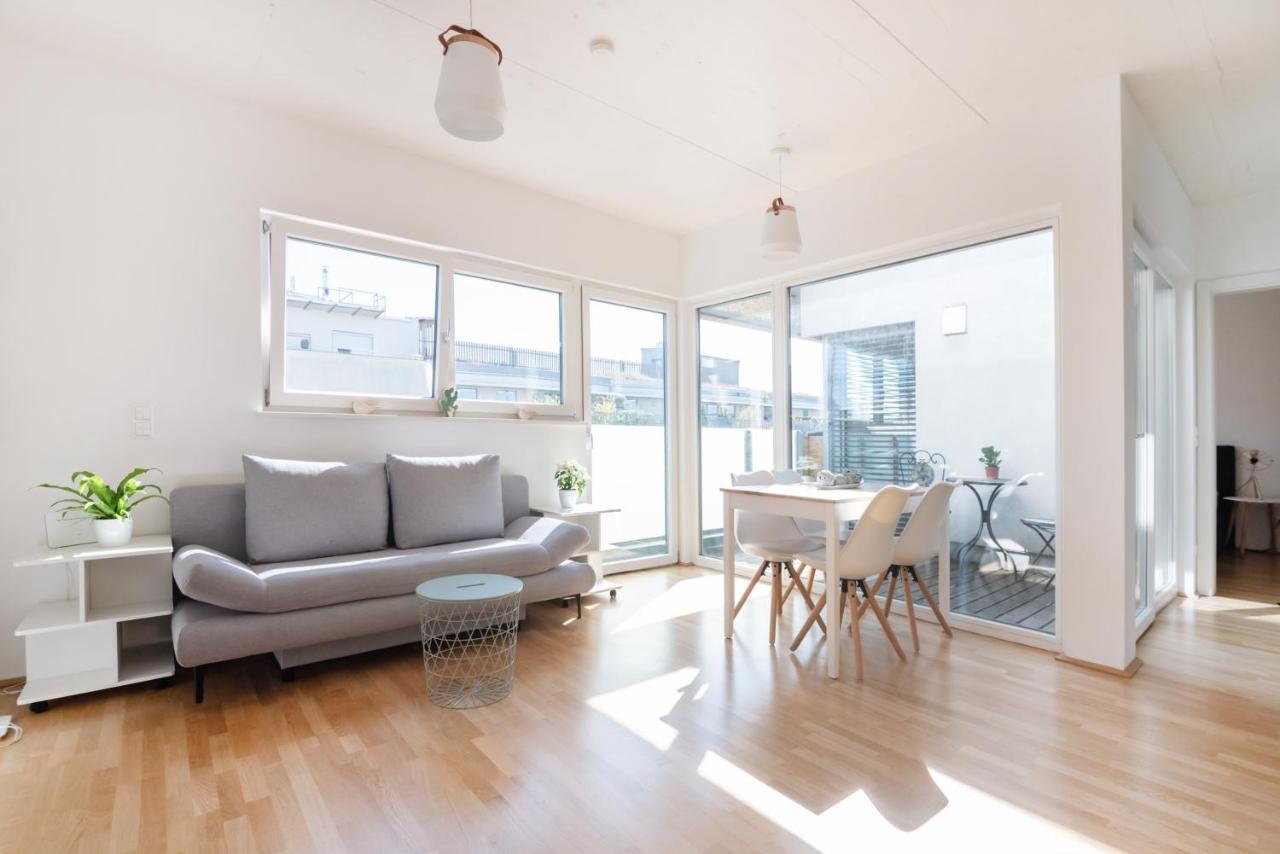 Helles, Neues Dg Apartment Mit Blick Zum Donauturm เวียนนา ภายนอก รูปภาพ