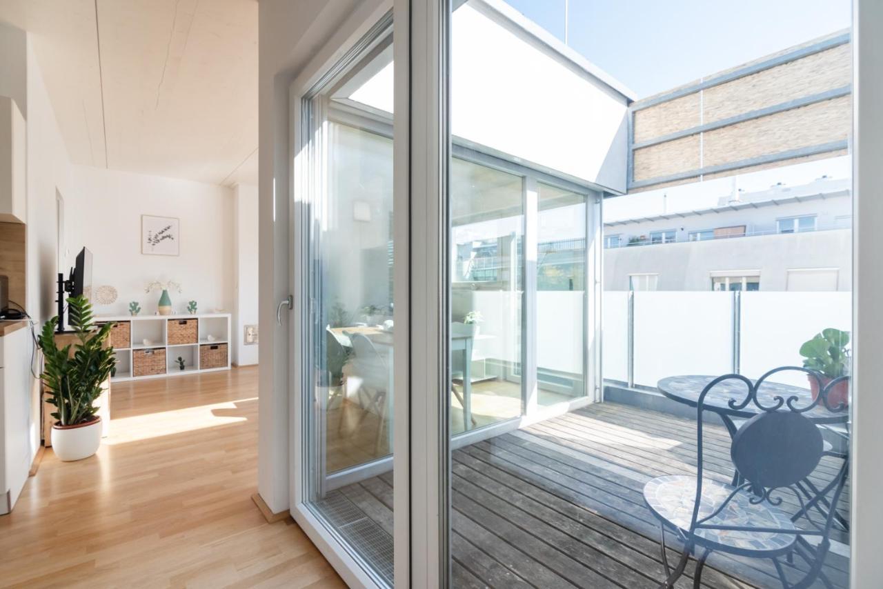 Helles, Neues Dg Apartment Mit Blick Zum Donauturm เวียนนา ภายนอก รูปภาพ