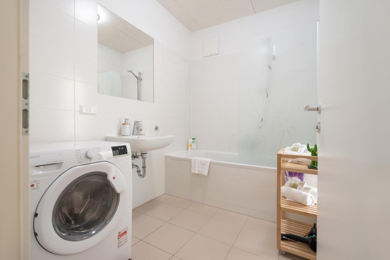 Helles, Neues Dg Apartment Mit Blick Zum Donauturm เวียนนา ภายนอก รูปภาพ