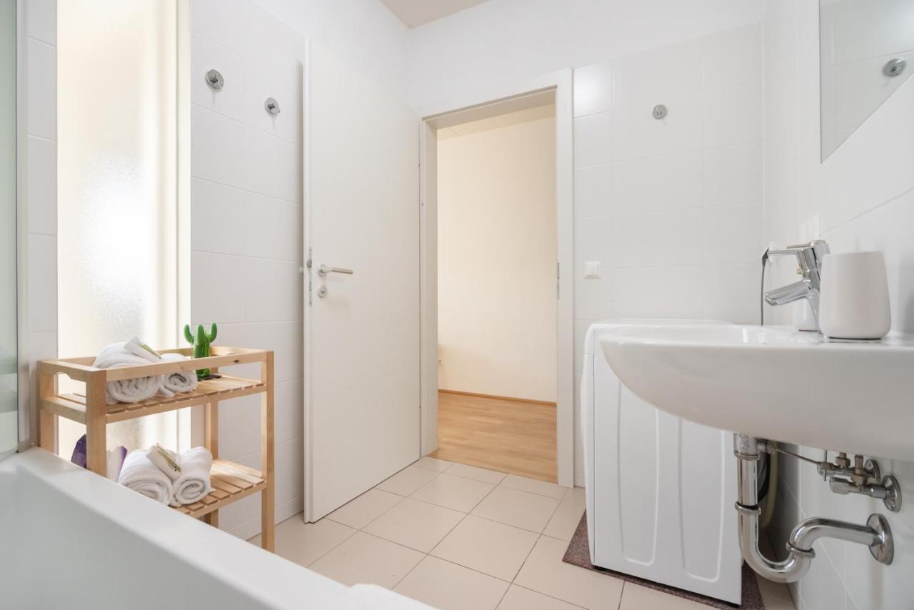 Helles, Neues Dg Apartment Mit Blick Zum Donauturm เวียนนา ภายนอก รูปภาพ