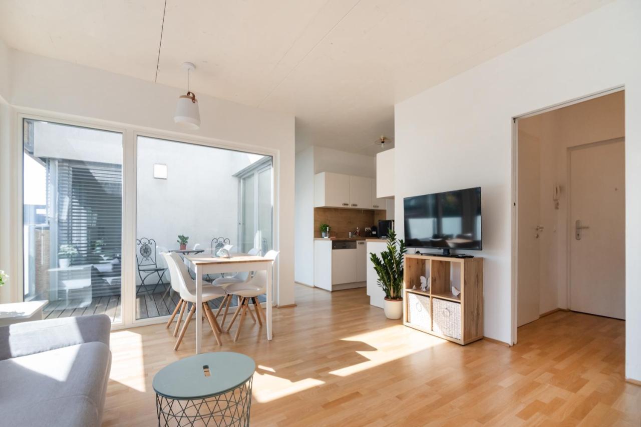 Helles, Neues Dg Apartment Mit Blick Zum Donauturm เวียนนา ภายนอก รูปภาพ