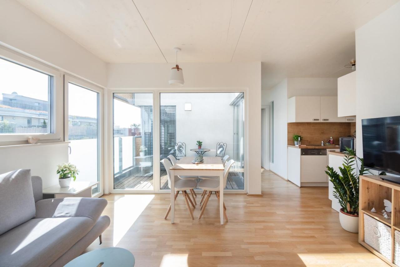 Helles, Neues Dg Apartment Mit Blick Zum Donauturm เวียนนา ภายนอก รูปภาพ