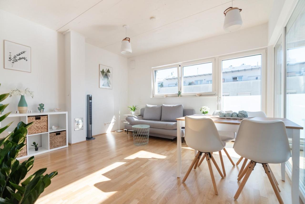Helles, Neues Dg Apartment Mit Blick Zum Donauturm เวียนนา ภายนอก รูปภาพ