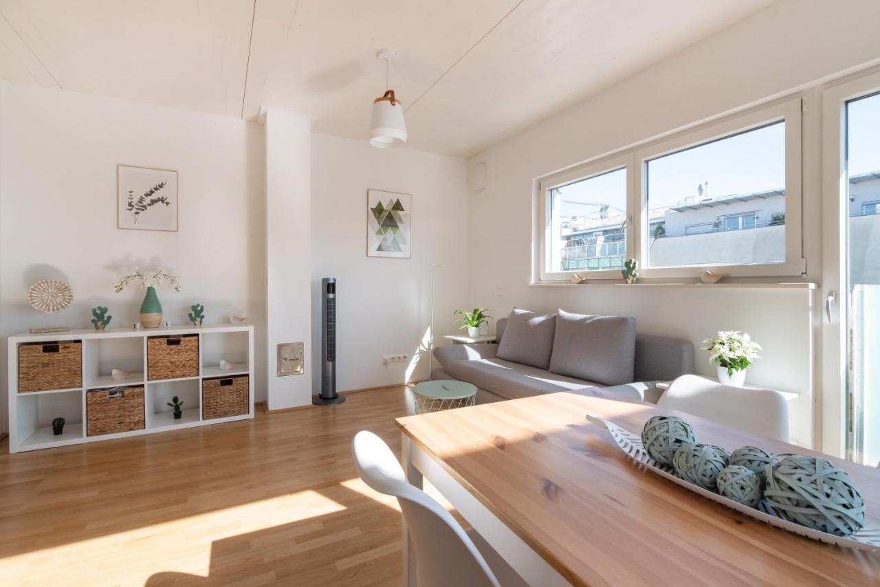 Helles, Neues Dg Apartment Mit Blick Zum Donauturm เวียนนา ภายนอก รูปภาพ